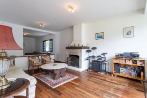 Casa com Piscina, Garagem e Lareira em Nogueira