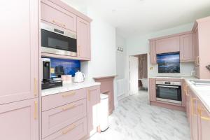 Luxury 2 Bedroom Georgian home, garden, Beach access, 6 guests