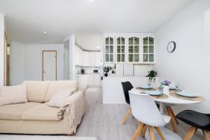 Spacious 1BR Near City Center, Free Parking by FeelsHome