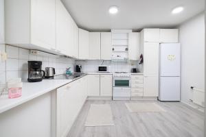 Spacious 1BR Apartment Near City Center by FeelsHome