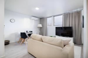 Spacious 1BR Near City Center, Free Parking by FeelsHome