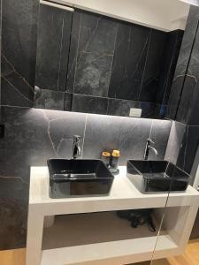 Black Swan Apartment