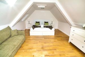 Near Bamburgh - 3 Bedrooms 2 Bathrooms - Stunning Walks and Views - Dog Friendly - Log Fire - Outdoor Seating and Eating - Off Street Parking - Quiet Rural Location - Fast Wifi