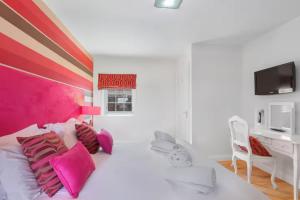 Near Bamburgh - 3 Bedrooms 2 Bathrooms - Stunning Walks and Views - Dog Friendly - Log Fire - Outdoor Seating and Eating - Off Street Parking - Quiet Rural Location - Fast Wifi