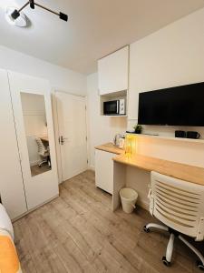 Newly Renovated Private Room with kitchenette near QE Hospital R3