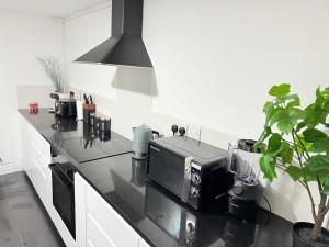 Spacious 4 Bed Cardiff House Near City Centre with Parking