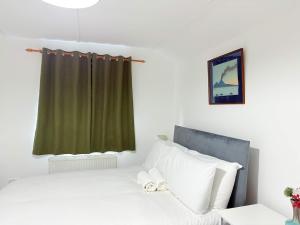 Spacious 4 Bed Cardiff House Near City Centre with Parking