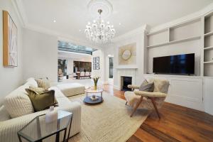 MUR1 - Modern and Stylish 6-bed House in Wimbledon