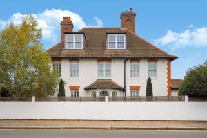 MUR1 - Modern and Stylish 6-bed House in Wimbledon