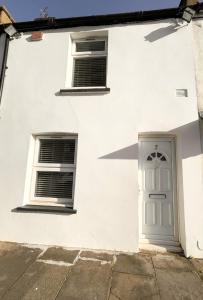 West London & East Acton - Budget Bright Double Rooms with Quick Central London connection & Direct to Heathrow Airport