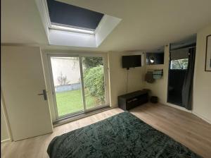 Chambre avec salle de bain et terrasse dans une maison chaleureuse