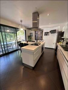 Chambre avec salle de bain et terrasse dans une maison chaleureuse