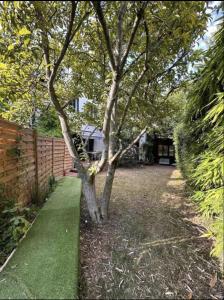 Chambre avec salle de bain et terrasse dans une maison chaleureuse