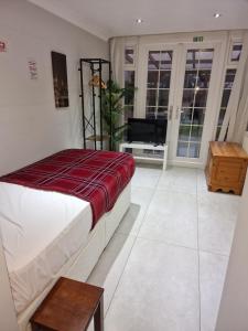 NightRest Homes Smart TV In Each Room - Parking - Hemel Hempstead