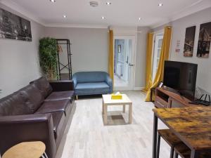 NightRest Homes Smart TV In Each Room - Parking - Hemel Hempstead