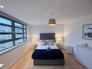 Promo Rate - St Johns Wood 3-bed flat with balcony near Marylebone, Regents Park & London Zoo by NourNest Apartments