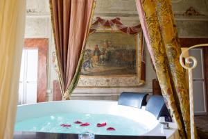 Suite Impero - Affreschi 600 - Idromassaggio - Centrale ad un passo da tutto- Luxury