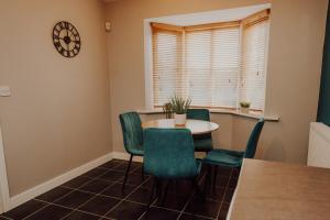 Comfortable 5BR House - Fast Speed WiFi - Parking