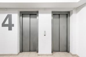 Beautiful Life - Spacious 3 Room Oasis, Garage, Playground