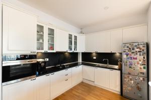 Beautiful Life - Spacious 3 Room Oasis, Garage, Playground