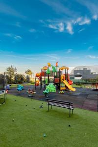 Beautiful Life - Spacious 3 Room Oasis, Garage, Playground