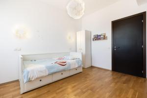 Beautiful Life - Spacious 3 Room Oasis, Garage, Playground