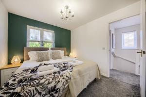 NEW! Private Driveway, Spacious, 2 Bathroom, Fast WiFi