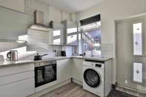 Marlor House, Denton, Free Parking