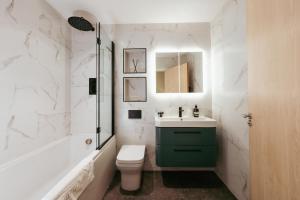 Central & Chic Flat-Sleeps 4-By FabAccommodation