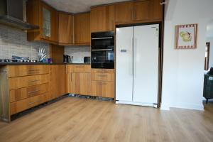 4 BR House By Caledonia Luxe Stays Short Lets & Serviced Accommodation Livingston