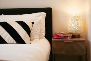 Central & Chic Flat-Sleeps 4-By FabAccommodation