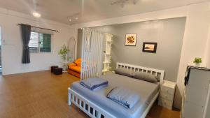 市中心 5分钟到海边 全新房 全新泳池 密码锁 网络电视 阳台 私人洗衣机 可两房联订