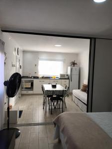 Dpto para 3 personas con cochera NO mascota