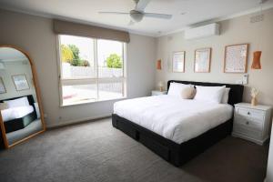 Grove Retreat With Pool, Sauna and Family Fun