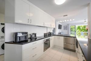 Expansive Coolum Beach Apartment