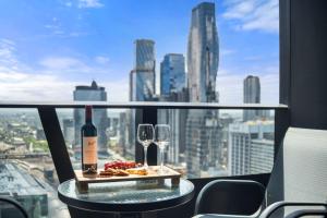 Luxury Docklands 2BR Apt Pool Gym and City Views