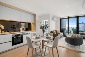 Luxury Docklands 2BR Apt Pool Gym and City Views