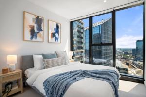 Luxury Docklands 2BR Apt Pool Gym and City Views