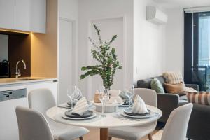 Luxury Docklands 2BR Apt Pool Gym and City Views