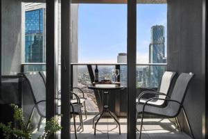 Luxury Docklands 2BR Apt Pool Gym and City Views