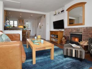 2 Bed in Charmouth DC077