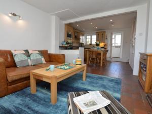 2 Bed in Charmouth DC077