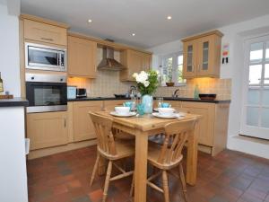 2 Bed in Charmouth DC077