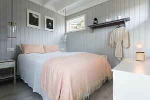 Cozy Cabin - The White House