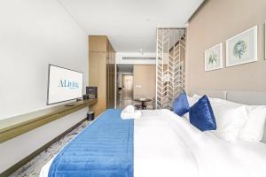 ALiving Elegant Studio with Balcony I Canal View I DAMAC Maison Prive- 706B