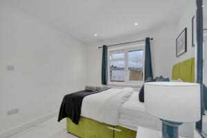 Bright Modern Mill Hill Home Free Parking and Garden