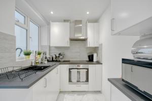 Bright Modern Mill Hill Home Free Parking and Garden