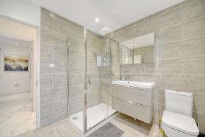 Bright Modern Mill Hill Home Free Parking and Garden