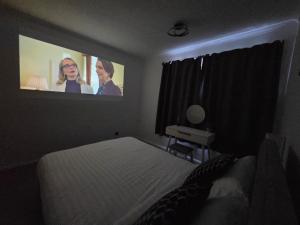 Modern And Spacious 3 Bedroom Family House with Workspace