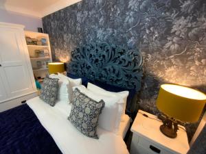 THE KNIGHTWOOD OAK a Luxury King Size Bed -En-Suite Space - LYMINGTON NEW FOREST with Private Entrance - Key Box entry-Free Parking & Private Outdoor Seating Area -Full Fibre WiFi -Town ,Shops , Pubs & Solent Way Walking Distance & Complimentary Brea